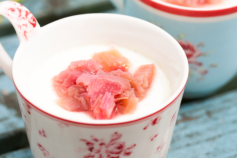 Pannacotta met rabarber in een fleurige mok